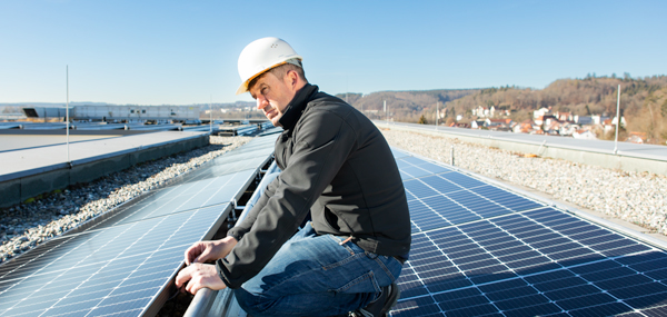 Ein Projektmanager auf einem Solardach